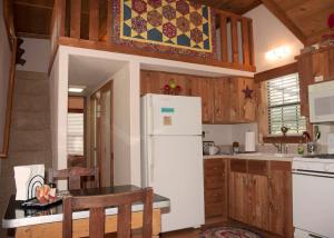 Η κουζίνα ή μικρή κουζίνα στο Quaint Cabin in the Woods