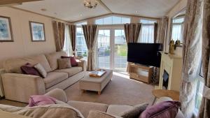 TV a/nebo společenská místnost v ubytování Hampton's Retreat, Haven Church Farm