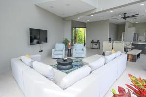 una sala de estar blanca con un sofá blanco y sillas en Villa Jasiri, en Gros Islet 21 fotos más
