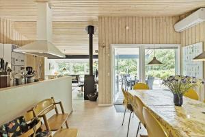 eine Küche und ein Esszimmer mit Tisch und Stühlen in der Unterkunft 1474 Aakirkeby - Boesparken 20 in Vester Sømarken