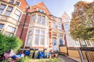 un edificio de apartamentos con una puerta delante en Spacious Modern & High Ceiling One Bedroom Apartment, en Cardiff