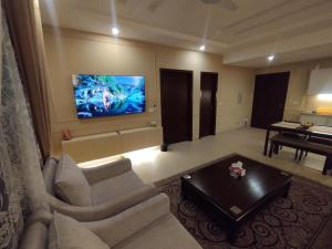TV a/nebo společenská místnost v ubytování Cozy Mountain View Apartment + 1 fotografie