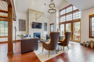 Una sala de estar con sillas y chimenea. en Moose Hill 59, en Big Sky