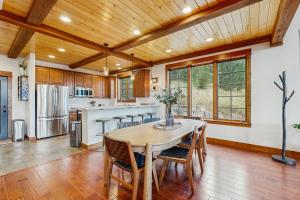 Una cocina con una mesa y sillas en una habitación. en Moose Hill 59, en Big Sky