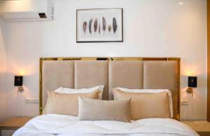 a bedroom with a bed with white sheets and pillows at Appart luxe arya in Fès