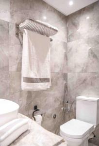 a bathroom with a white toilet and a shower at Appart luxe arya in Fès