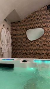 ein großes Wasserbecken mit einem Spiegel an der Wand in der Unterkunft Paris luxury living Apartment 19 in Paris