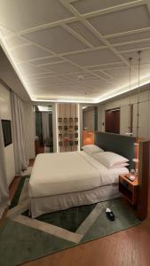 ein großes Schlafzimmer mit einem großen weißen Bett in einem Zimmer in der Unterkunft Paris luxury living Apartment 19 in Paris