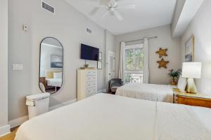 Ένα ή περισσότερα κρεβάτια σε δωμάτιο στο Baytowne Wharf - Pilot House #133 +26 φωτογραφίες