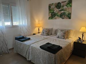 ein Schlafzimmer mit einem Bett mit zwei Kissen darauf in der Unterkunft La Torre Golf 3-Bed Villa- Heated Pool and Hot Tub in Las Armeras + 17 Fotos