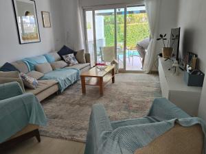 ein Wohnzimmer mit zwei Sofas und einem Tisch in der Unterkunft La Torre Golf 3-Bed Villa- Heated Pool and Hot Tub in Las Armeras