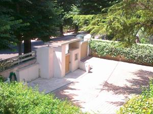 an overhead view of a building with a sidewalk and trees at Residenza Alice 2 - Toscana mare e monti in Camaiore