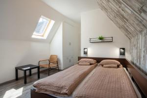 une chambre avec un grand lit et une fenêtre dans l'établissement Avanti Apartman - Avanti Top, à Balatonboglár
