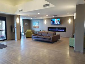 Posezení v ubytování Encore Suites by Service Plus Inns