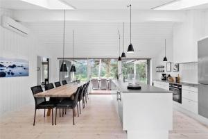 Η κουζίνα ή μικρή κουζίνα στο 2647-Nexo-Pilegardsvejen-6
