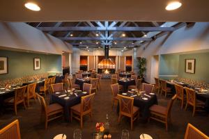 une salle à manger avec des tables et des chaises ainsi qu'une salle remplie de tables et de chaises dans l'établissement Eagles Court 27 with Wintergreen Advantage, à Wintergreen