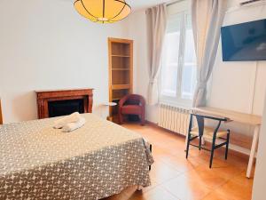 una camera da letto con un letto, una scrivania e una finestra di CH Rayuela a Madrid