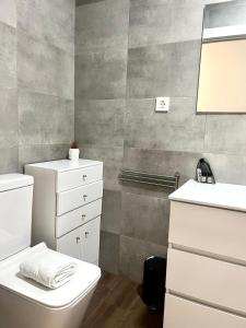 ムルシアにあるApartment next to Hospital Morales Meseguerの白いトイレと洗面台のあるバスルーム
