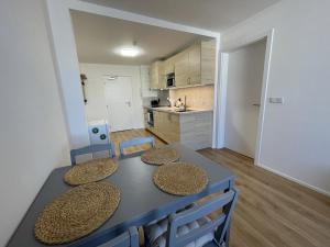 uma cozinha e sala de jantar com mesa e cadeiras em Čenětická Apartment em Praga mais 8 fotografias