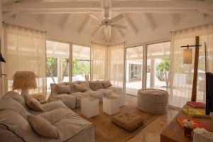 泰尔斯贝斯Villa Sun Reset - 6 bedrooms villa Sunrise & sunset view的配有沙发和吊扇的客厅