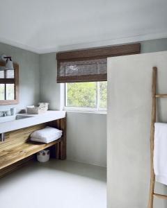 泰尔斯贝斯Villa Sun Reset - 6 bedrooms villa Sunrise & sunset view的带水槽和窗户的浴室