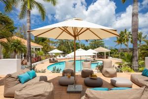 泰尔斯贝斯Villa Sun Reset - 6 bedrooms villa Sunrise & sunset view的游泳池旁的游泳池配有椅子和遮阳伞