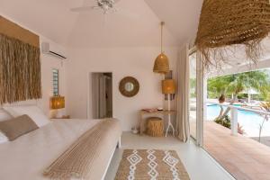 泰尔斯贝斯Villa Sun Reset - 6 bedrooms villa Sunrise & sunset view的卧室里有一张床，可以欣赏泳池景色。 更多44张照片