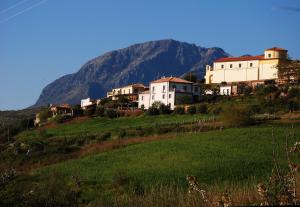 wioska na wzgórzu z górą w tle w obiekcie Villa Cirimarco w mieście Bonifati