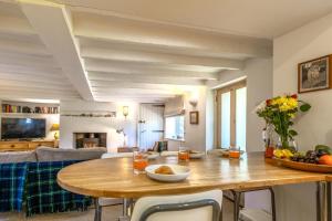 eine Küche und ein Wohnzimmer mit einem Holztisch in der Unterkunft Dale Cottage in East Rudham
