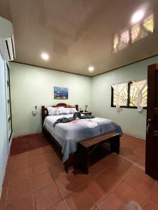 ドラケにあるCasita Corcovadoの部屋にベッドがある寝室
