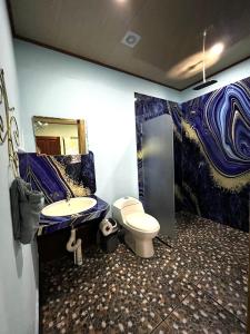 ドラケにあるCasita Corcovadoのトイレと洗面台付きのバスルーム