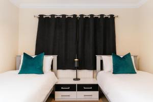 Postel nebo postele na pokoji v ubytování North London Holiday home, Driveway Parking, BBQ and Indoor Jacuzzi hot tub