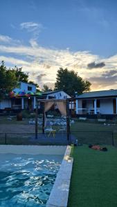 Πισίνα στο ή κοντά στο Cabañas Sierra Maestra