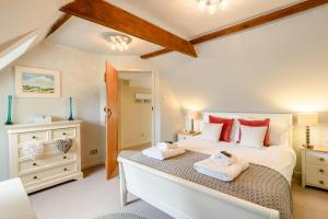 En eller flere senge i et værelse på Wisteria Cottage