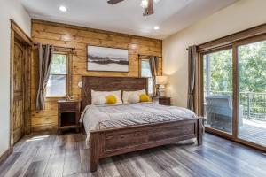 Ένα ή περισσότερα κρεβάτια σε δωμάτιο στο Alpine Splash - Luxury - Private indoor pool, theatergaming, large yard, Pond, Basketball court!!! +112 φωτογραφίες