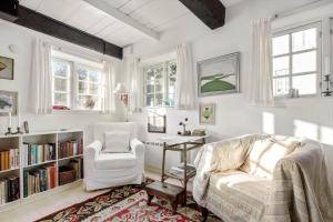 una sala de estar con un sofá y una silla en 5585-Svaneke-Helgolandsgade-7-B, en Svaneke