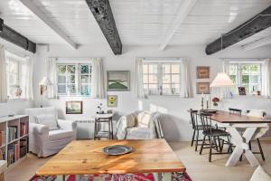 Una sala de estar con una mesa y un comedor. en 5585-Svaneke-Helgolandsgade-7-B, en Svaneke