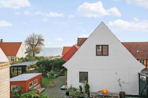 Una casa antigua con tejado puntiagudo en un pueblo. en 5585-Svaneke-Helgolandsgade-7-B, en Svaneke