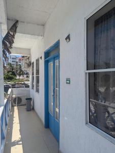 a blue door on the side of a building at Casa de 2 pisos cerca a la playa in San Andrés
