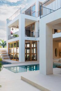 Una vista exterior de una casa con piscina. en Casa Taco Champagne, en Brisas de Zicatela
