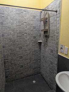 a bathroom with a glass shower with a sink at Casa de 2 pisos cerca a la playa in San Andrés +6 photos