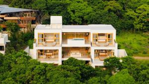 una vista aérea de una casa blanca en Casa Taco Champagne, en Brisas de Zicatela