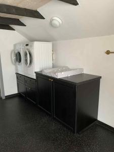a laundry room with a washer and a washing machine at Købmandsgården i Blære in Års +32 photos