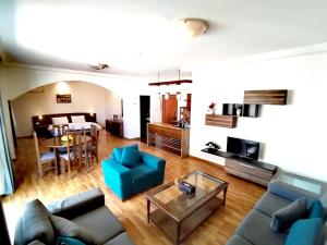 una sala de estar con un sofá y una mesa en White House Suites, en Beirut