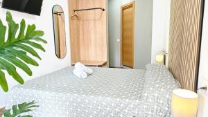 una camera da letto con un letto con asciugamani sopra di CH Rayuela a Madrid Altre 99 foto