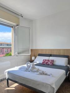 a bedroom with a large bed with a window at moon 6 in Mestre