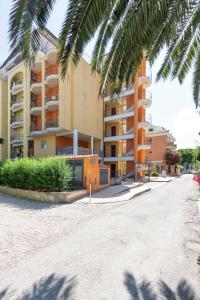 an empty street in front of a apartment building at Residence Palazzo Sayonara in Tortoreto Lido