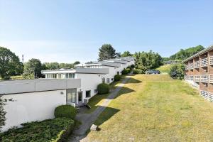 Una vista aérea de un edificio blanco con un patio. en 6760-Allinge-Tejnvej-84-lejl-5, en Allinge