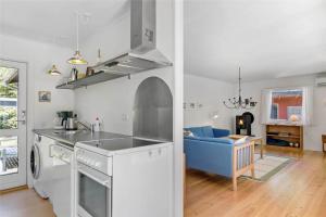 cocina y sala de estar con fregadero y fogones en 3663-Nexo-Strandvolden-3, en Neksø