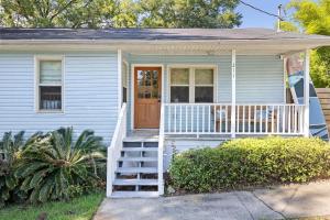 ein blaues Haus mit einer weißen Veranda und einer Tür in der Unterkunft Shem Shack-Old Village 5 mins to Beach in Charleston
